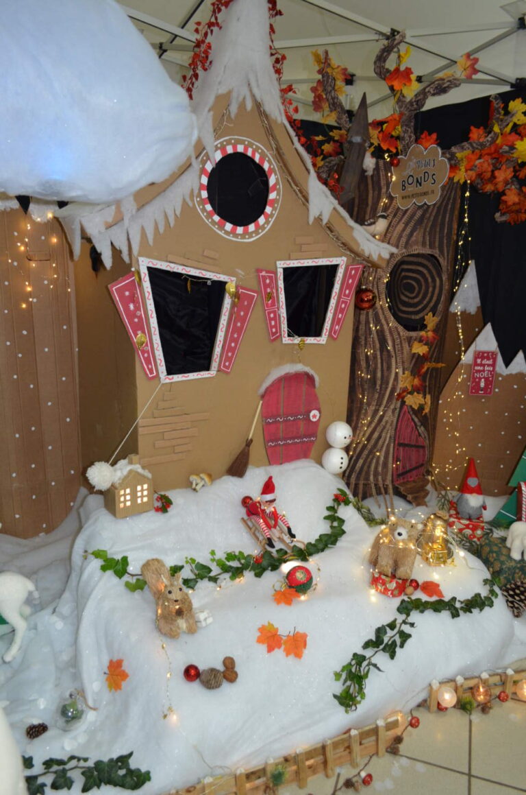 PHOTO DES DÉCORATIONS DE NOËL DE LA CRÈCHE DES MINIS CRÉÉS PAR LES ENFANTS