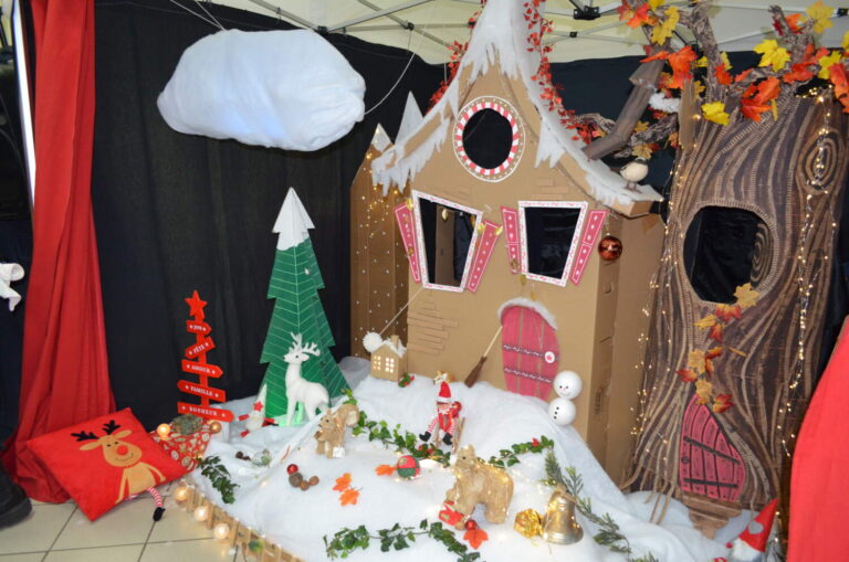PHOTO DES DÉCORATIONS DE NOËL DE LA CRÈCHE DES MINIS CRÉÉS PAR LES ENFANTS