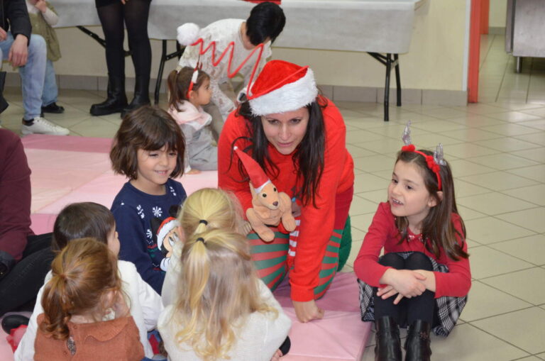 PHOTO D'UNE ÉDUCATRICE ET DES ENFANTS DÉGUISÉS POUR NOËL