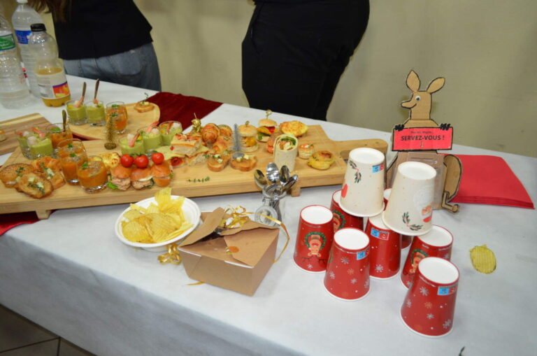 PHOTO DU REPAS DE NOËL DE LA CRÈCHE DES MINIS