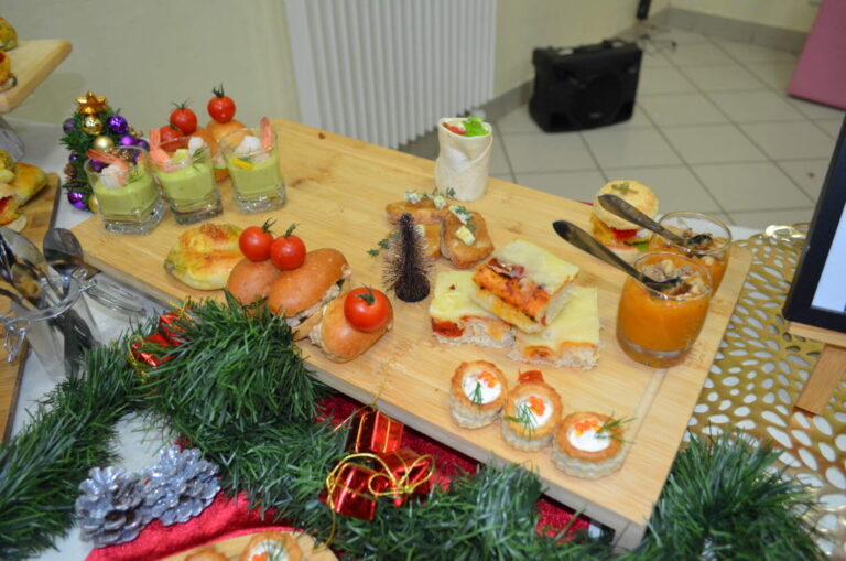 PHOTO DU REPAS DE NOËL DE LA CRÈCHE DES MINIS