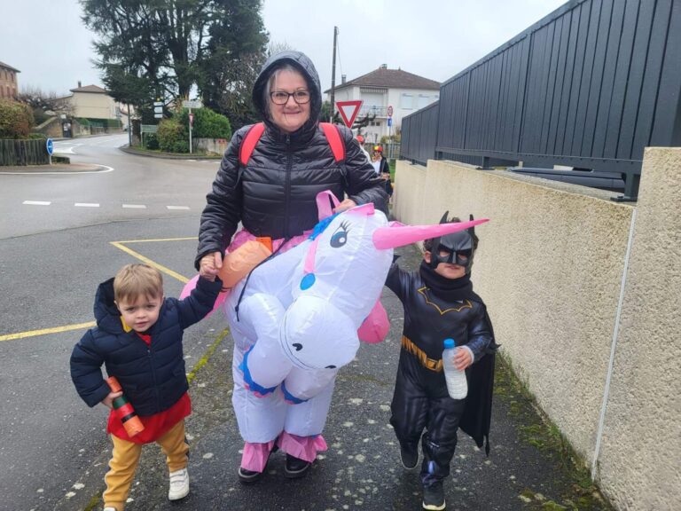 PHOTO D'UNE ÉDUCATRICE ET DES ENFANTS DE LA CRÈCHE DES MINIS DÉGUISÉS POUR LE CARNAVAL