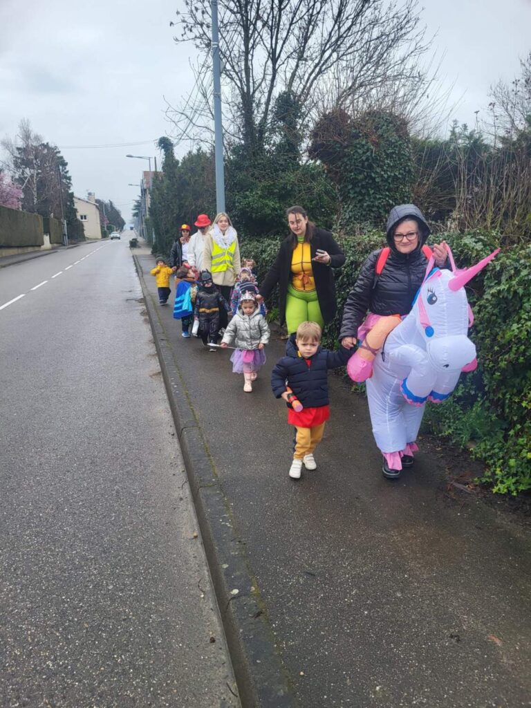 PHOTO DES ÉDUCATRICES ET DES ENFANTS DE LA CRÈCHE DES MINIS TOUS DÉGUISÉS POUR LE CARNAVAL