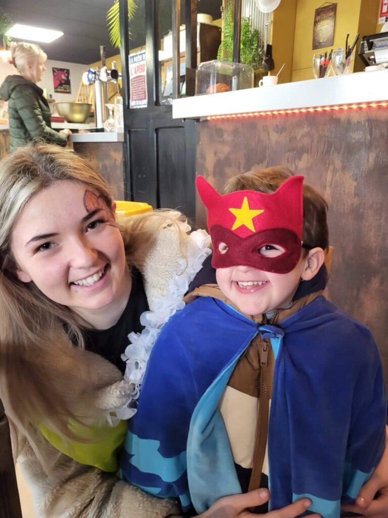PHOTO D'UNE FEMME AVEC UN PETIT GARÇON DÉGUISÉS POUR LE CARNAVAL