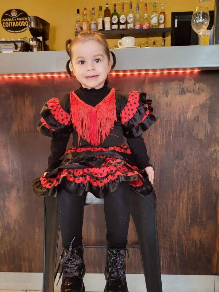 PHOTO D'UNE PETITE FILLE DÉGUISÉE EN COCCINELLE POUR LE CARNAVAL DES MINIS