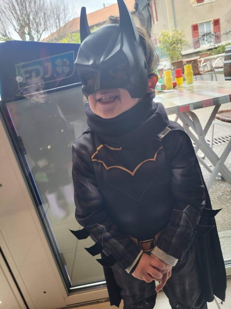 PHOTO D'UN PETIT GARÇON DÉGUISÉ EN BATMAN