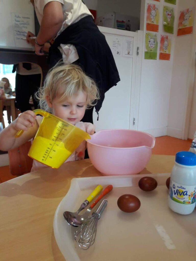 PHOTO D'UNE PETITE FILLE ENTRAIN DE FAIRE UN ATELIER CUISINE