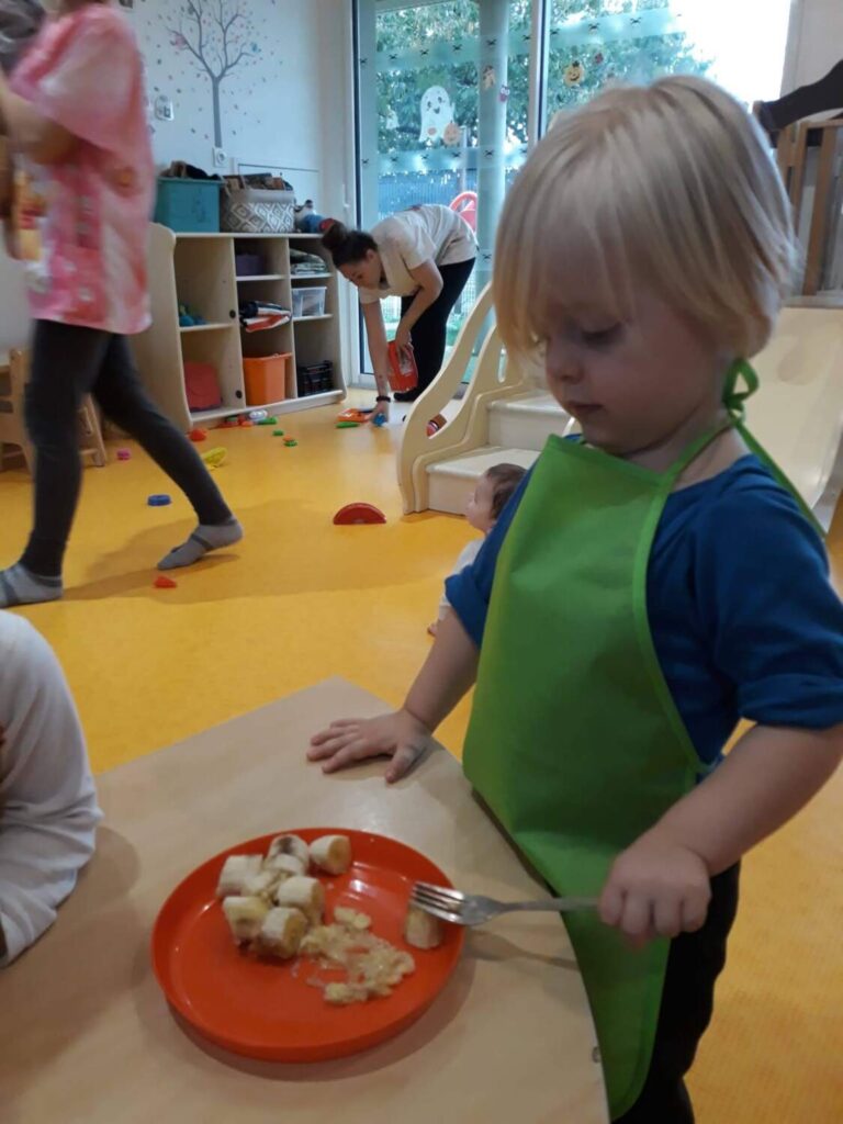 PHOTO D'UN PETIT GARÇON ENTRAIN DE PRÉPARER LE GOÛTER