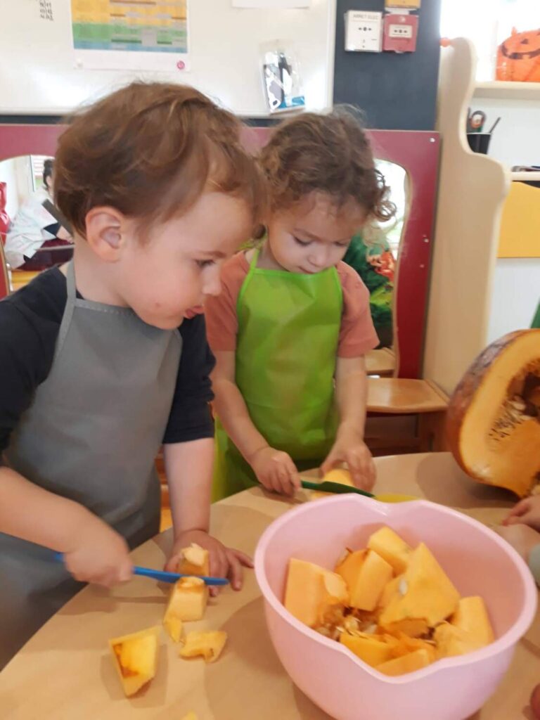 PHOTO DES ENFANTS DE LA CRÈCHE DES MINIS ENTRAIN DE PRÉPARER LE REPAS D'HALLOWEEN