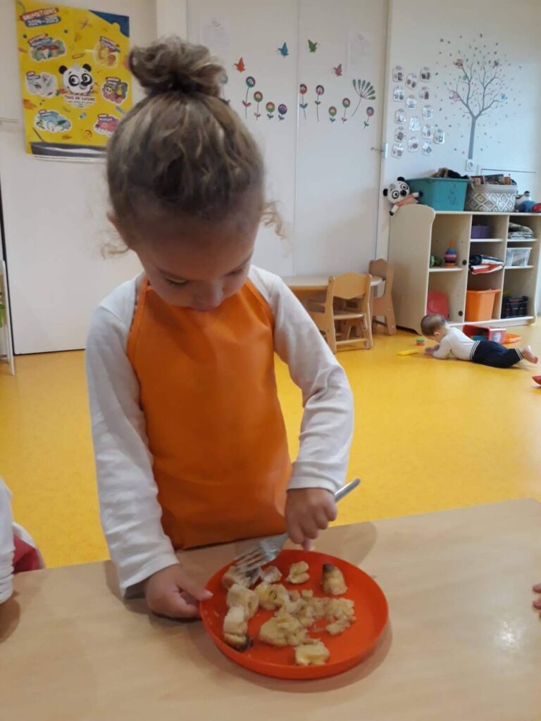 PHOTO D'UNE PETITE FILLE ENTRAIN DE COUPER DES BANANES