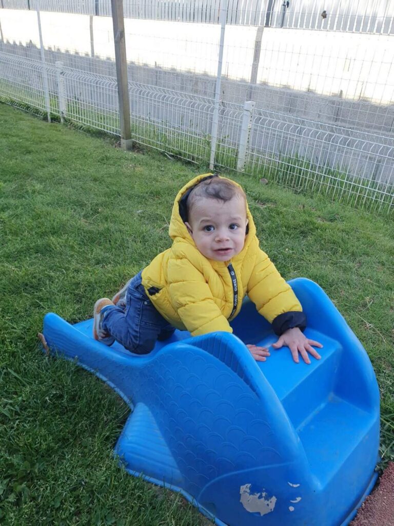 PHOTO D'UN PETIT GARÇON SUR UN TOBOGGAN
