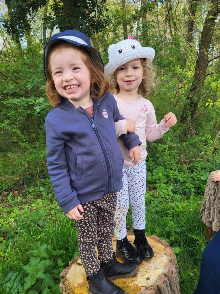 PHOTO DE DEUX PETITES FILLES QUI SOURIENT