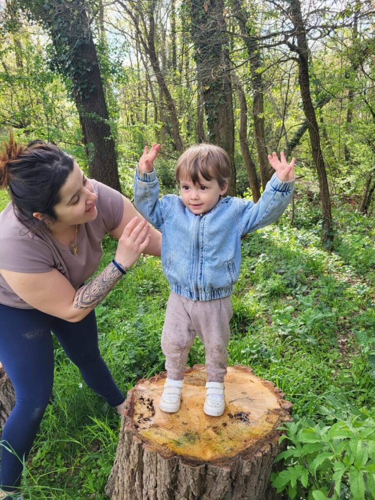 PHOTO D'UN PETIT GARÇON QUI LÈVE LES BRAS EN L'AIR