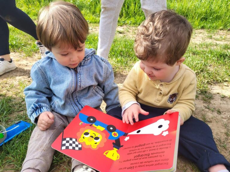 PHOTO DE DEUX PETITS GARÇON ENTRAIN DE LIRE UN LIVRE