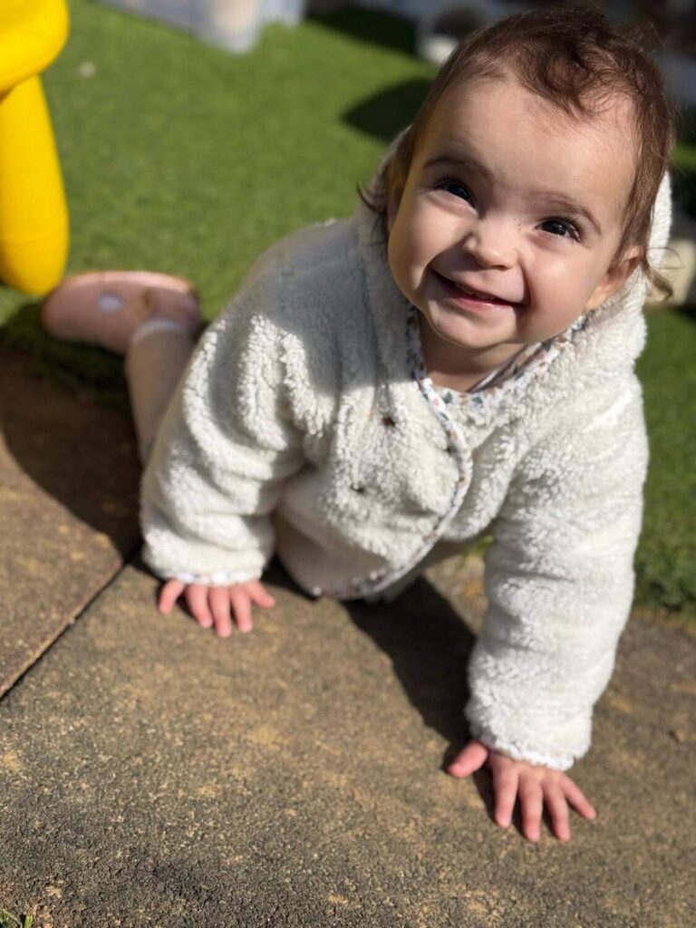 PHOTO D'UNE PETITE FILLE QUI SOURIT