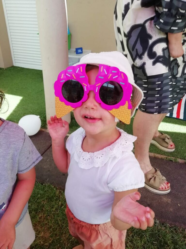 PHOTO D'UNE PETITE FILLE DÉGUISÉE AVEC DES GROSSES LUNETTES EN FORME DE GLACES