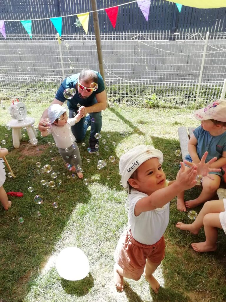 PHOTO DES ENFANTS DE LA CRÈCHE DES MINIS ENTRAIN DE FAIRE DES BULLES