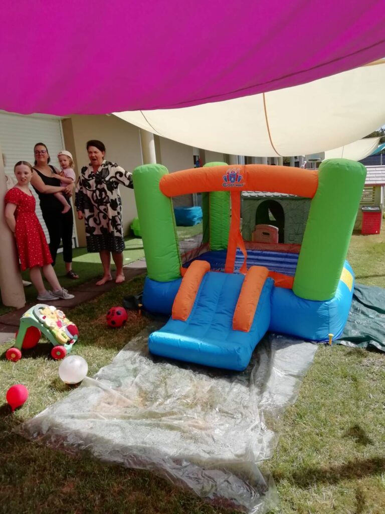PHOTO D'UN JEU GONFLABLE DANS LE JARDIN DE LA CRÈCHE DES MINIS