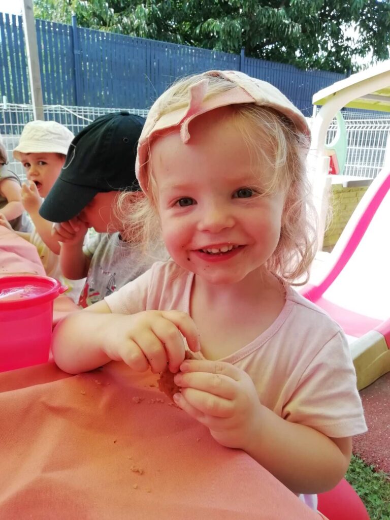 PHOTO D'UNE PETITE FILLE QUI SOURIT