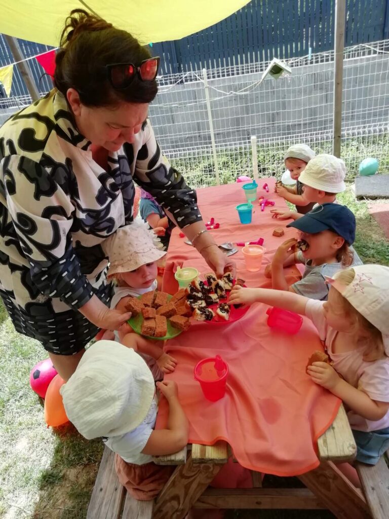 PHOTO D'UN ANNIVERSAIRE À LA CRÈCHE DES MINIS