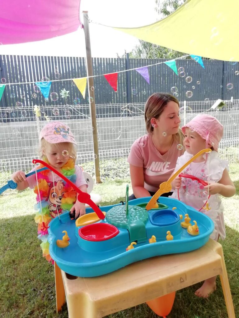 PHOTO DE PETITES FILLES ENTRAIN DE JOUER DANS LE JARDIN DE LA CRÈCHE