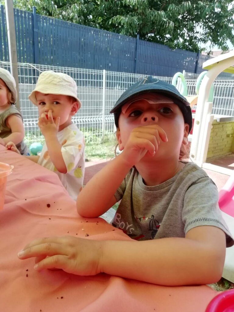 PHOTO D'UNE PETITE FILLE DE LA CRÈCHE