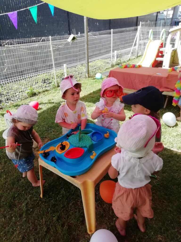 PHOTO DES ENFANTS DE LA CRÈCHE DES MINIS ENTRAIN DE JOUER AVEC UN JEU D'EAU