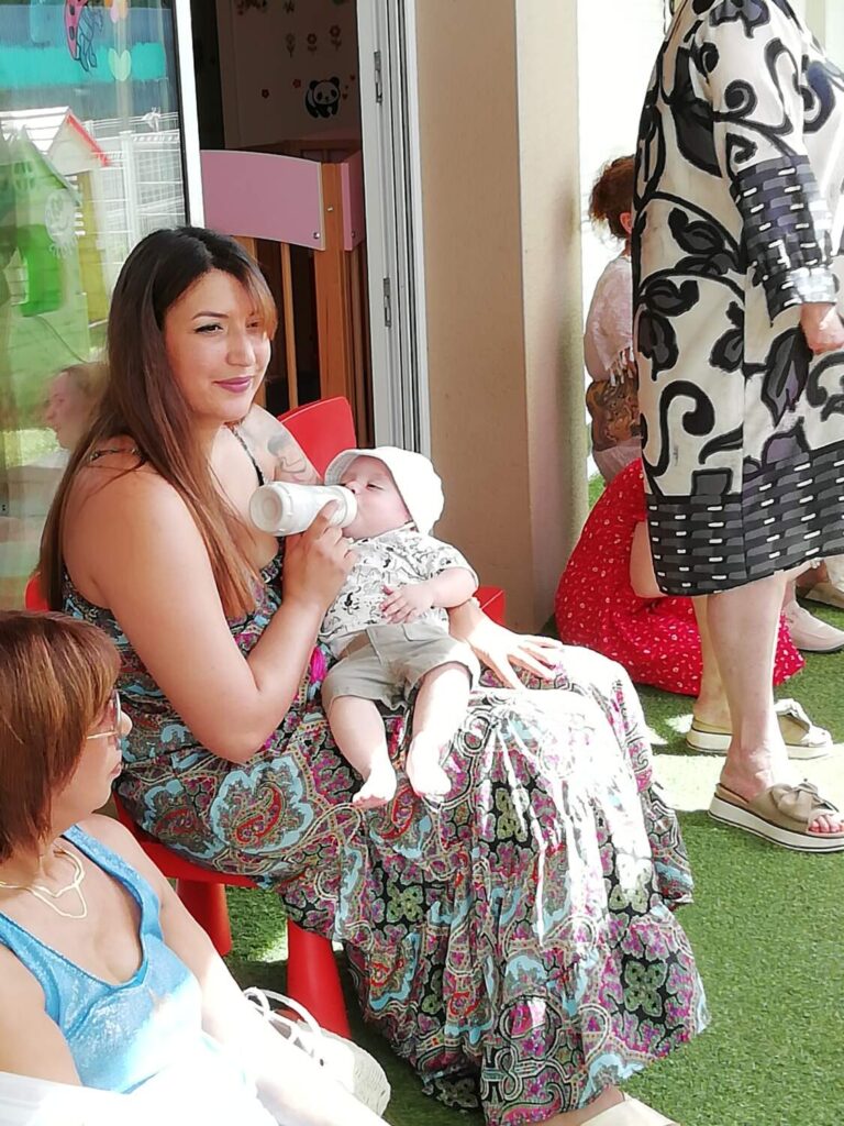 PHOTO D'UNE ÉDUCATRICE DE LA CRÈCHE DES MINIS ENTRAIN DE DONNER À MANGER À UN BÉBÉ