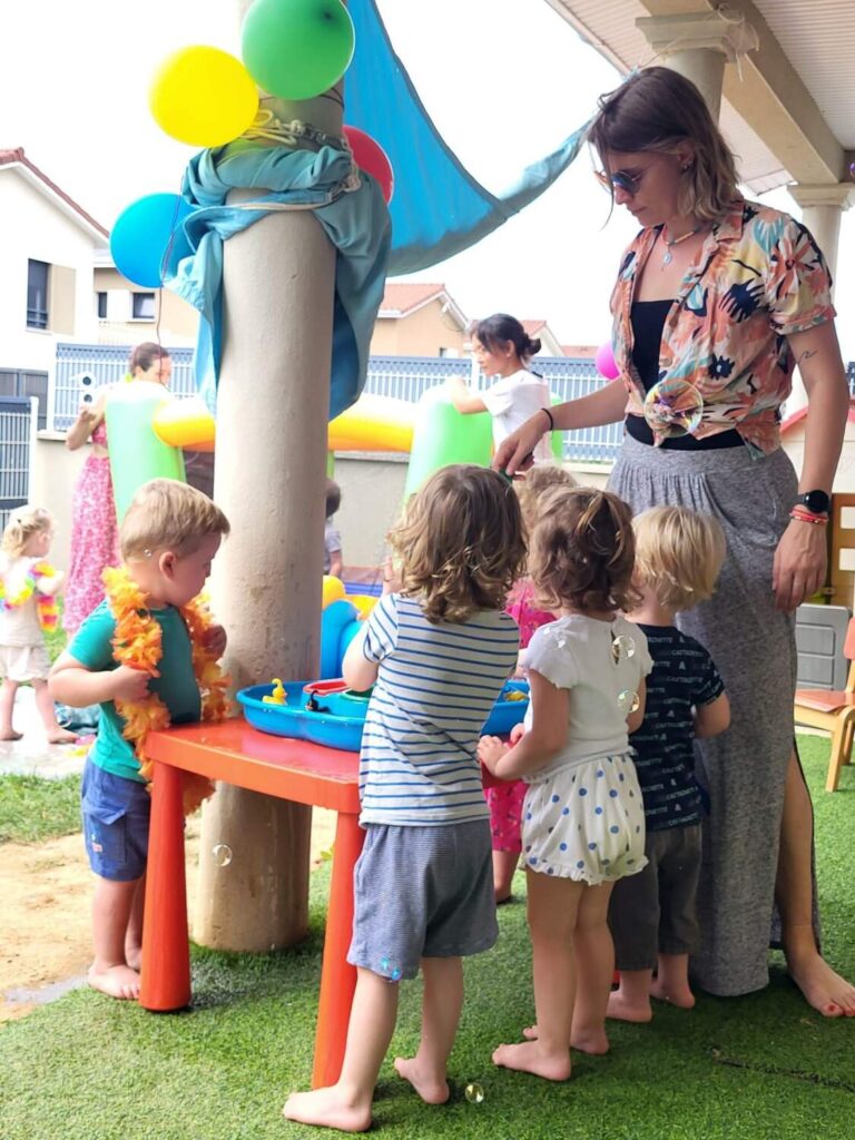 PHOTOS DES ENFANTS DE LA CRÈCHE ENTRAIN DE JOUER DEHORS