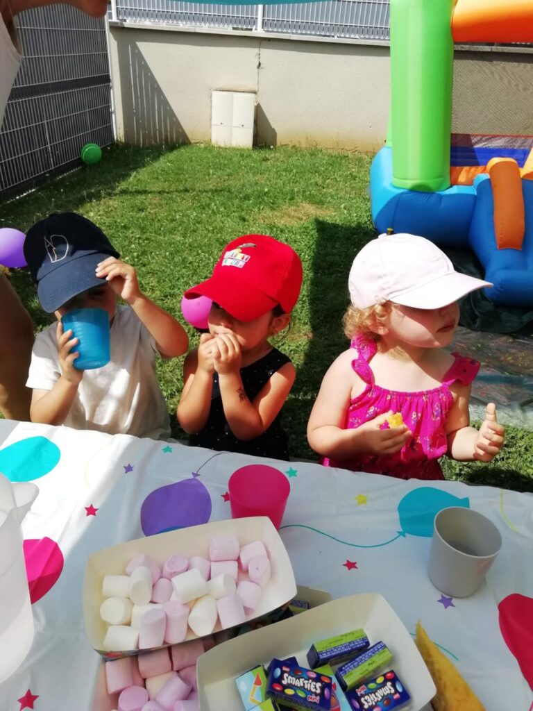 PHOTO D'ENFANTS ENTRAIN DE GOÛTER