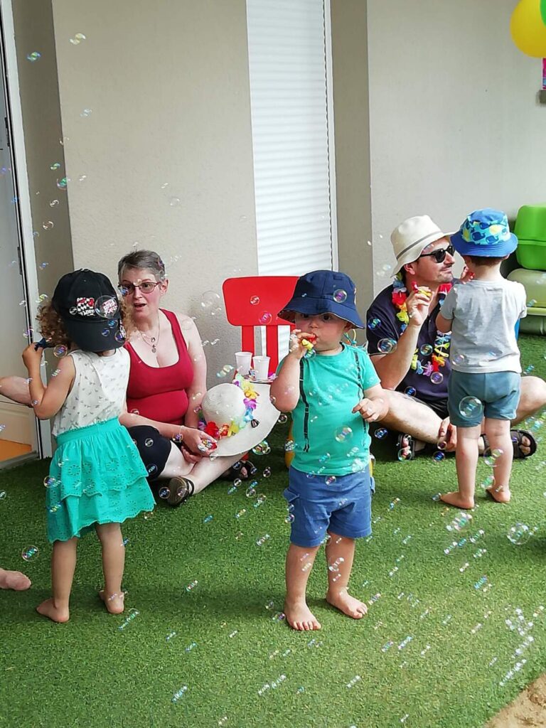 PHOTO DES PETITS DE LA CRÈCHE ENTRAIN DE FAIRE DES BULLES