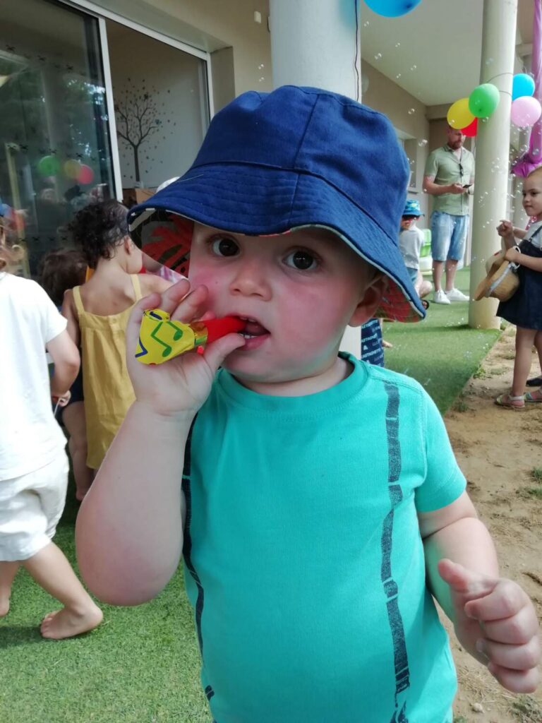 PHOTO D'UN PETIT GARÇON AVEC UN BOB BLEU