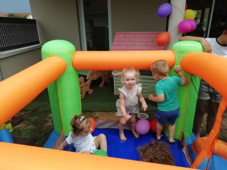 PHOTO DES PETITS ENFANTS ENTRAIN DE JOUER SUR UNE STRUCTURE GONFLABLE