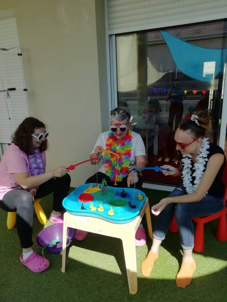 PHOTOS DES ÉDUCATRICES DÉGUISÉES AVEC DES FLEURS ET DES GROSSES LUNETTES