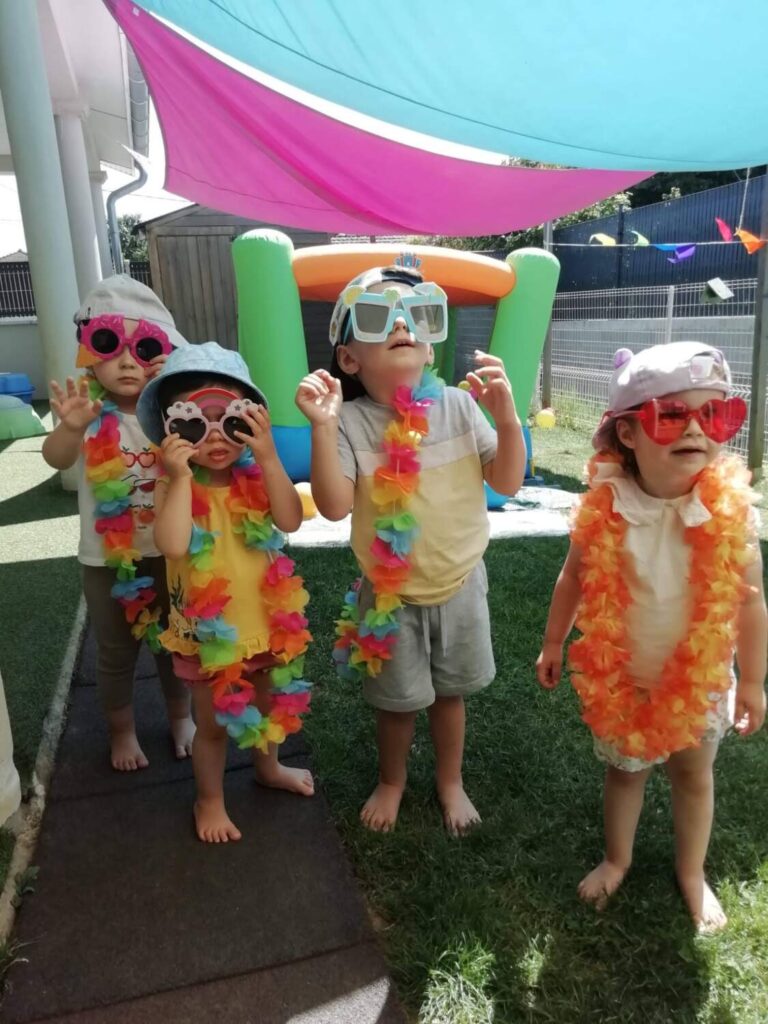PHOTO DES PETITS DE LA CRÈCHE DÉGUISÉS AVEC DES FLEURS ET DES GROSSES LUNETTES