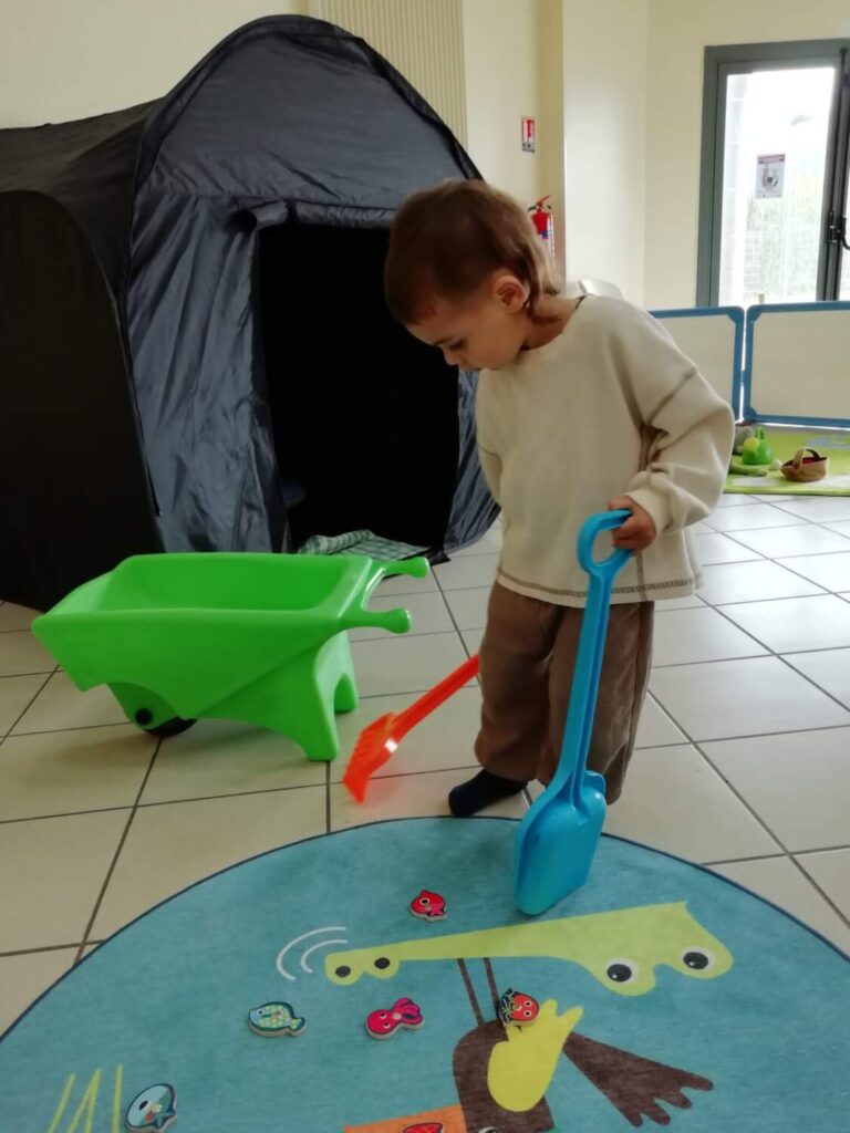 PHOTO D'UN PETIT GARÇON AVEC DES JOUETS EN PLASTIQUE