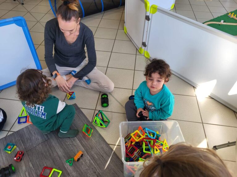 PHOTO DES ENFANTS DE LA CRÈCHE DES MINIS QUI JOUENT AVEC DES JEUX AIMANTÉS