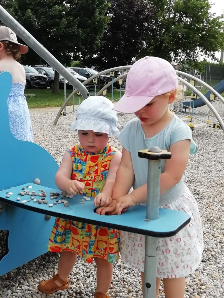 PHOTO DES ENFANTS DE LA CRÈCHE DES MINIS ENTRAI DE JOUER DANS UN PARC DE JEUX