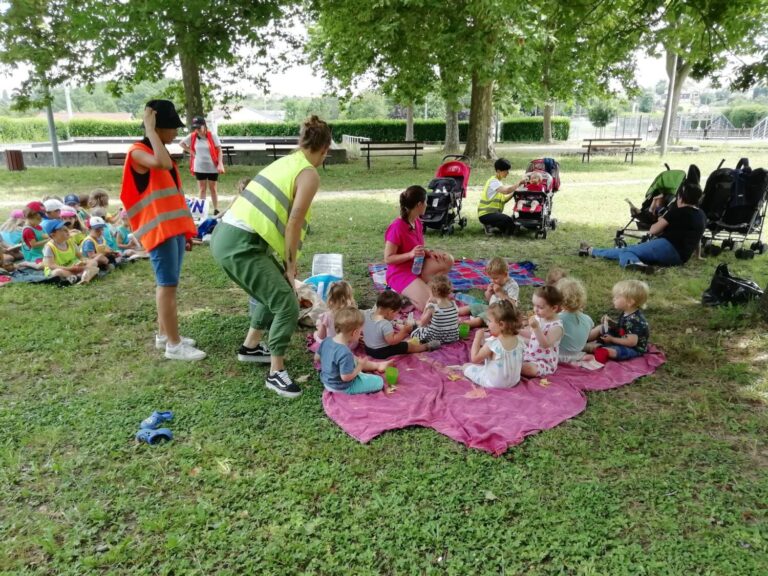 PHOTO D'UN PIQUE-NIQUE ORGANISÉ PAR LA CRÈCHE DES MINIS