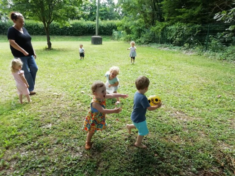 PHOTO DES PETITS DE LA CRÈCHE DES MINIS ENTRAIN DE JOUER AU BALLON