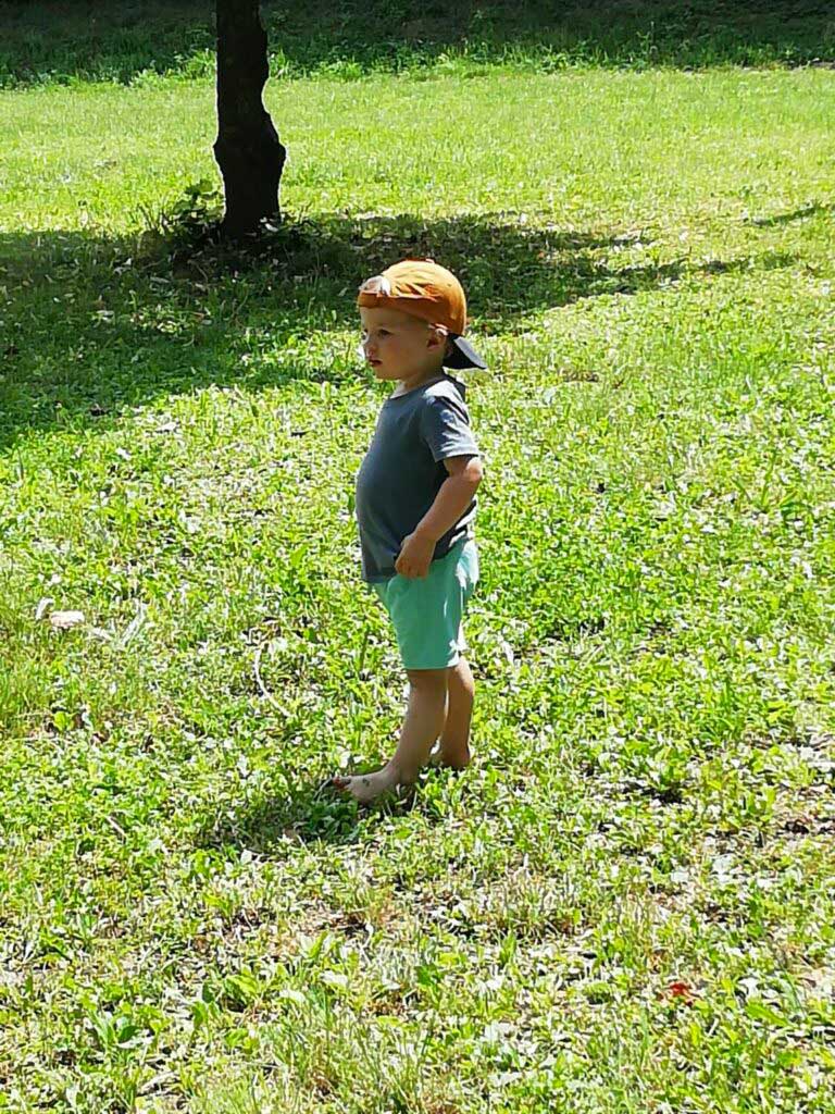PHOTO D'UN PETIT GARÇON AVEC UNE CASQUETTE À L'ENVERS