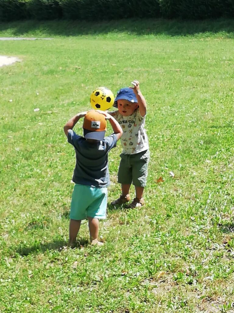 PHOTOS DE DEUX PETITS GARÇONS ENTRAIN DE JOUER AVEC UN BALLON