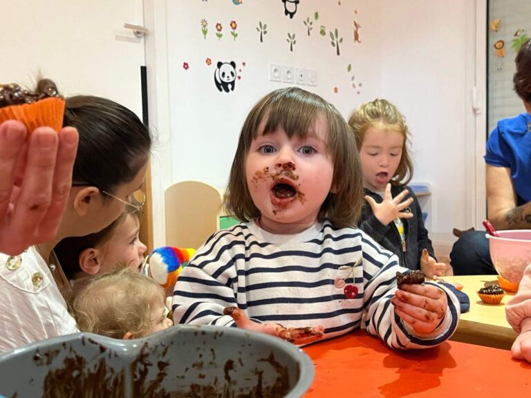 PHOTO D'UN ENFANT AVEC DU CHOCOLAT PARTOUT