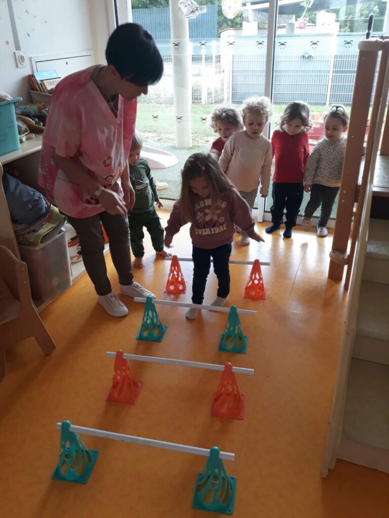 PHOTO DES ENFANTS DE LA CRÈCHE DES MINIS ENTRAIN DE FAIRE UN PARCOURS DE PSYCHOMOTRICITÉ