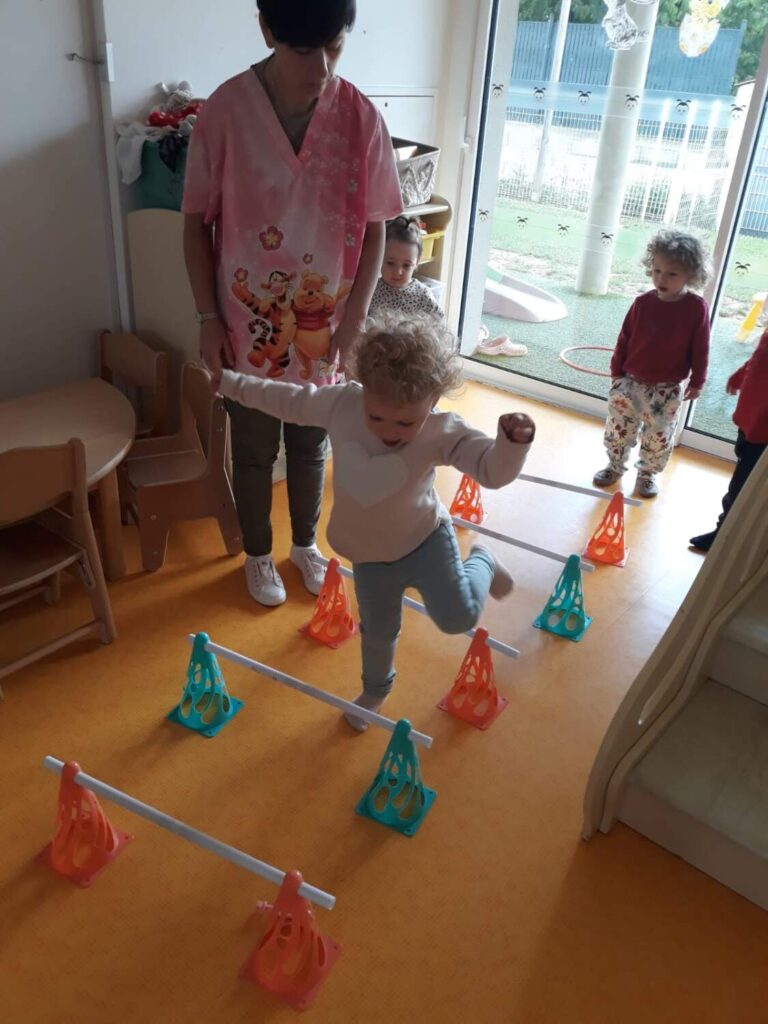 PHOTO DES ENFANTS DE LA CRÈCHE DES MINIS ENTRAIN DE FAIRE UN PARCOURS DE PSYCHOMOTRICITÉ