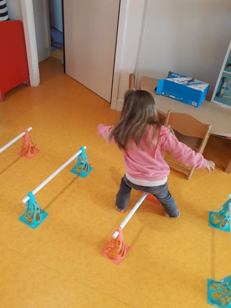 PHOTO DES ENFANTS DE LA CRÈCHE DES MINIS ENTRAIN DE FAIRE UN PARCOURS DE PSYCHOMOTRICITÉ