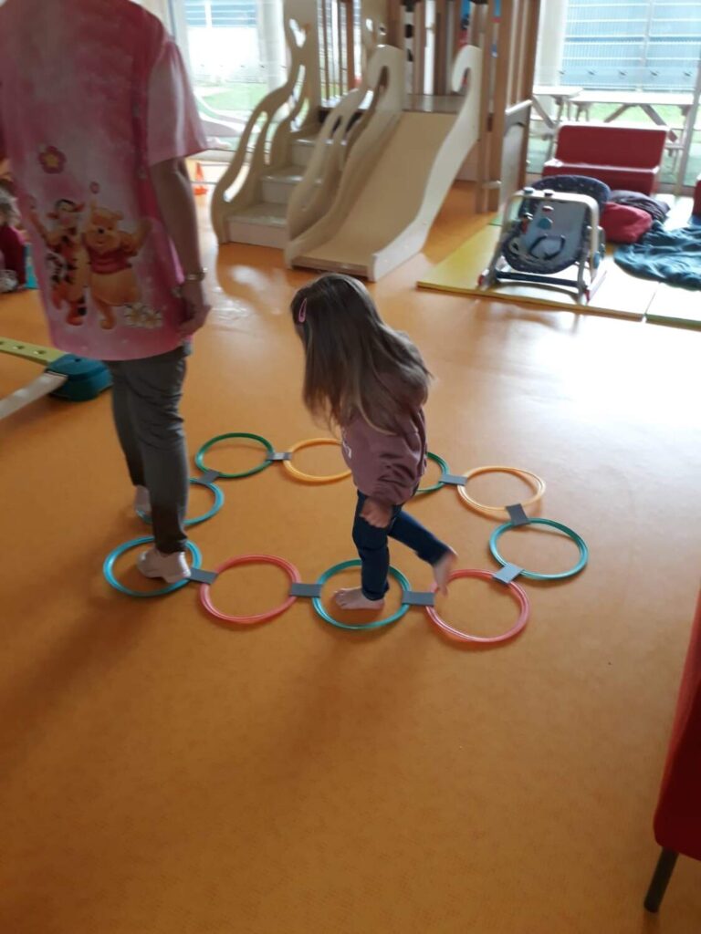 PHOTO DES ENFANTS DE LA CRÈCHE DES MINIS ENTRAIN DE FAIRE UN PARCOURS DE PSYCHOMOTRICITÉ