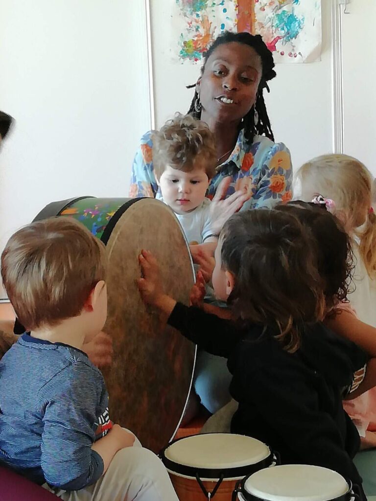 PHOTO DES ENFANTS DE LA CRÈCHE DES MINIS ENTRAIN DE FAIRE UNE ACTIVITÉ MUSICALE