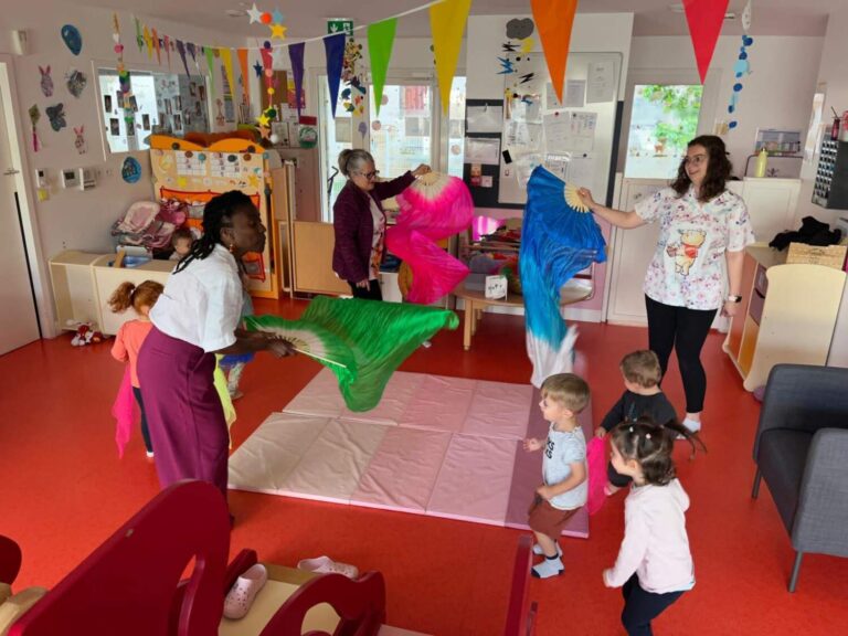 PHOTO DES ÉDUCATRICES ET DES ENFANTS ENTRAIN DE DANSER