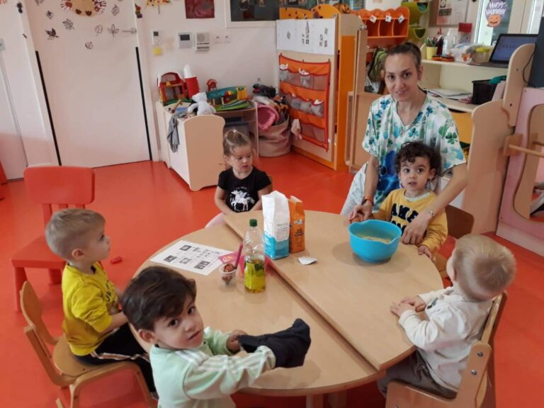 PHOTO DES ENFANTS ENTRAIN DE FAIRE UN ATELIER CUISINE